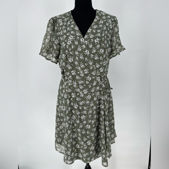 CHARLOTTE RUSSE NWOT SAGE & WHITE FLORAL WRAP DRESS‎ FLIRTY FUN SILKY SOFT - Picture 1 of 9